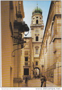 Germany Passau Zengergasse mit Durchlass im Suedturm des Stephansdome