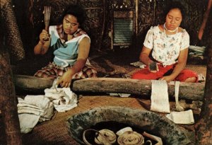 HANDCRAFTED CONTINENTAL SIZE POSTCARD WOMEN BEATING OUT TAPA VAINI TONGA