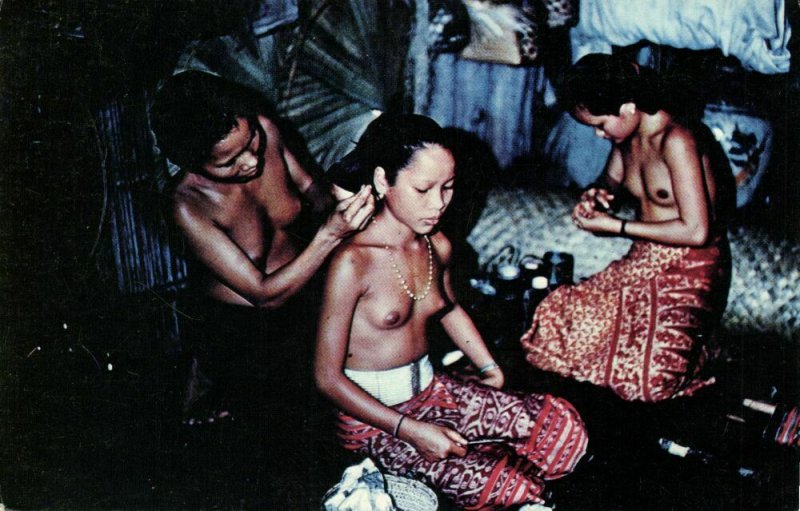 malay malaysia, SARAWAK BORNEO, Nude Dayak Women in Longhouse (1970s) SS-46