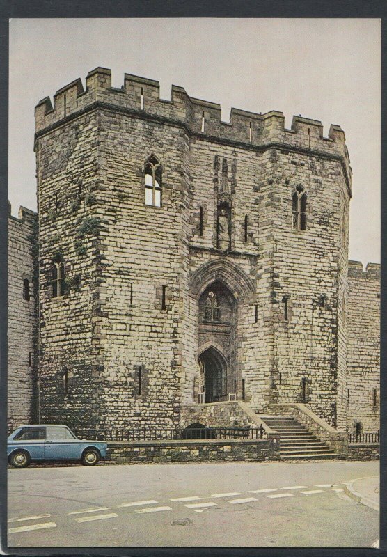 Wales Postcard - Caernarvon Castle, King's Gate    T8607