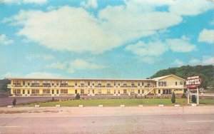 Marquette Iowa New Frontier Motel Viewed from Road Postcard Unused