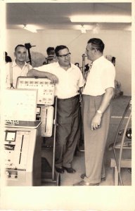 US3654 People Workers Postcard austria klagenfurt messe electronics tech