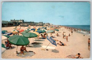 1962 RELAXING & PLAYING AT REHOBOTH BEACH DELAWARE BEACH SCENE POSTCARD