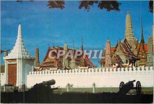 Postcard Modern View of the Grand Palace with the ancient cannon guarding the...