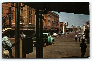 1950s NORTH FORT WORTH TEXAS STOCK YARDS MOTEL STREET VIEW POSTCARD P3744