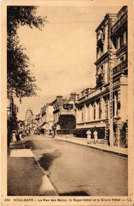 CPA HOULGATE La Rue des Bains - Le Royal-Hotel et le Grand Hotel (1258333)