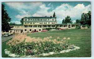 JEFFERSON, New Hampshire NH Roadside THE WAUMBEK 1950s Cars PM 1965   Postcard