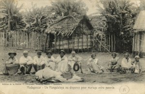 PC CPA MADAGASCAR, UN MANGALALOZA OU DISPENSE, Vintage Postcard (b14008)