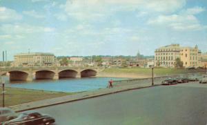 DES MOINES, IA  Iowa     Looking East-RIVER & BRIDGE   Cars    c1940's Postcard