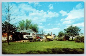 Roadside~Nashville Indiana~Singing Pines Motel~Lawn~Umbrellas~1950s Postcard