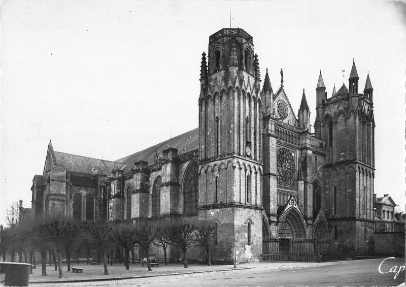 BT6533 La cathedrale Poitiers       France