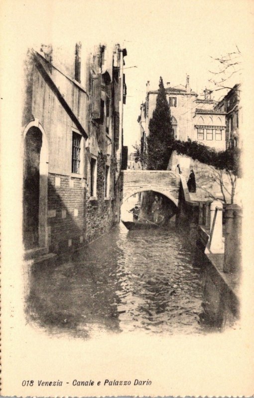 Italy Venezia Canale e Palazzo Dario