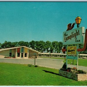 1963 Muscatine, Iowa Lamplight Inn Motel Lamppost Neon Best Western Sign PC A223