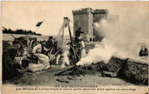 CPA Ile St-HONORAT - Les Moines de Lérins tirant le canon (488553)