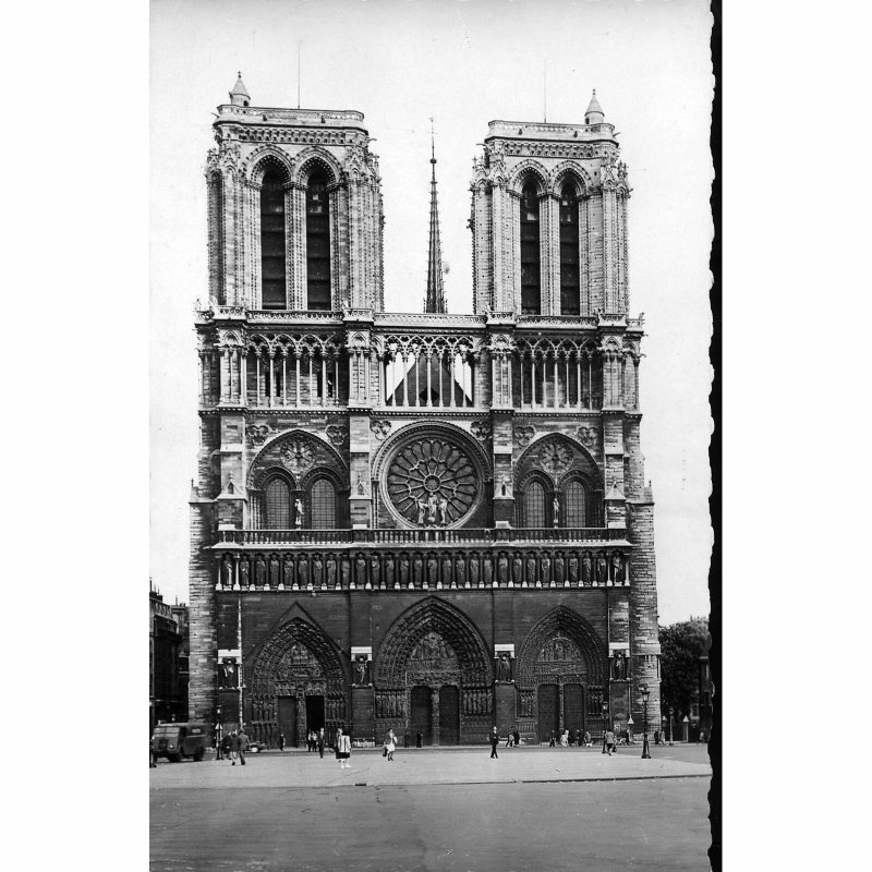 Real Photograph Postcard 'Paris. Facade de la cathedrale Notre-Dame'