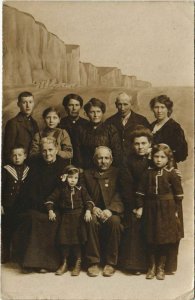 CPA carte photo CHAULNES famille (19102)