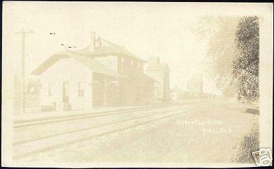 Hull, Iowa, Railway Depot & Elevators, Station 10s RPPC