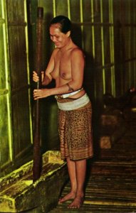 malay malaysia, SARAWAK BORNEO, Nude Sea Dayak Woman pounding Padi 1970s SW 420