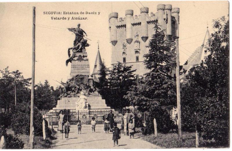 Segovia, Estatua de Daoiz y Verarde y Alcazar