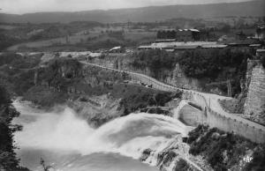 GENISSIAT : barrage route des usines et sortie du canal evacuateur - tres bon...