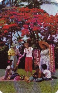 Hawaii Honolulu Lei Seller And Helpers 1962