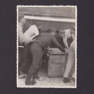 Original photo, WWII, German soldiers pushing a box, Wehrmacht, Uniform