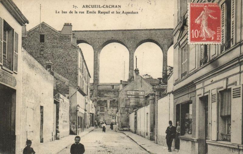 CPA Arcueil-Cachan (Dep.94) Le bas de la rue Emile Raspail et les (44847)