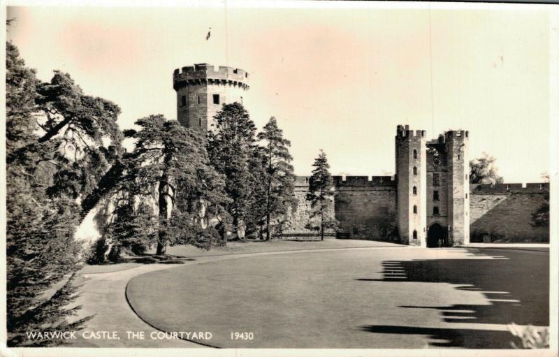 UK Warwick Castle The Courtyard Real photo 01.91