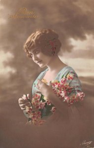 Pretty Woman Bon Souvenir Flowers c1910s Vintage Hand-Tinted Mésange Postcard