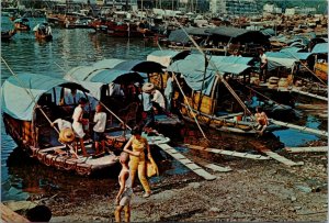 Postcard Hong Kong The Floating Population of Hong Kong Family Ships 1980s K23