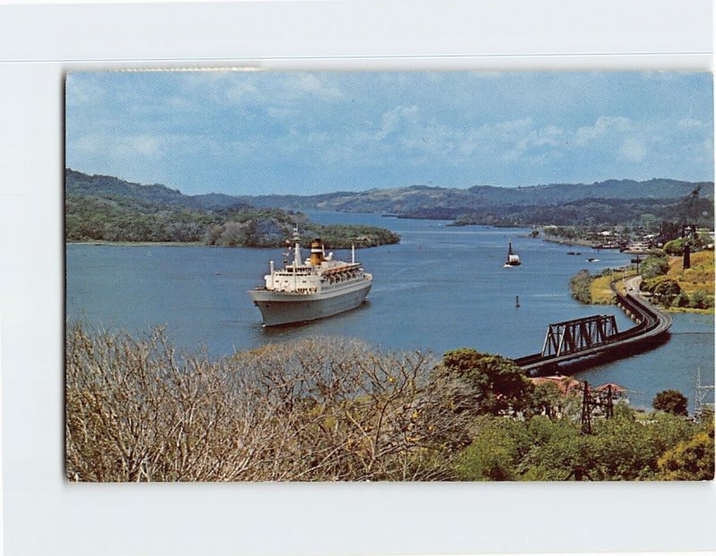 Postcard A large tourist liner leaving Gatun Lake, Panama