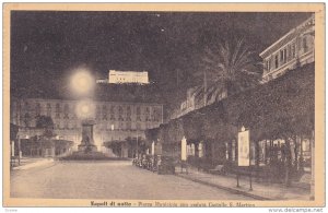 Napoli di notte: Piazza Municipio con veducta Castello S. Martino, Campania, ...