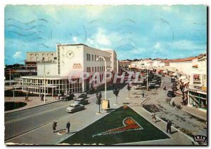 Modern Postcard Royan (Ms. Ch) Post and the Rue de la Republique