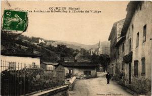 CPA AK COURZIEU - Les Anciennes Hotelleries a l'Entrée du Village (451158)
