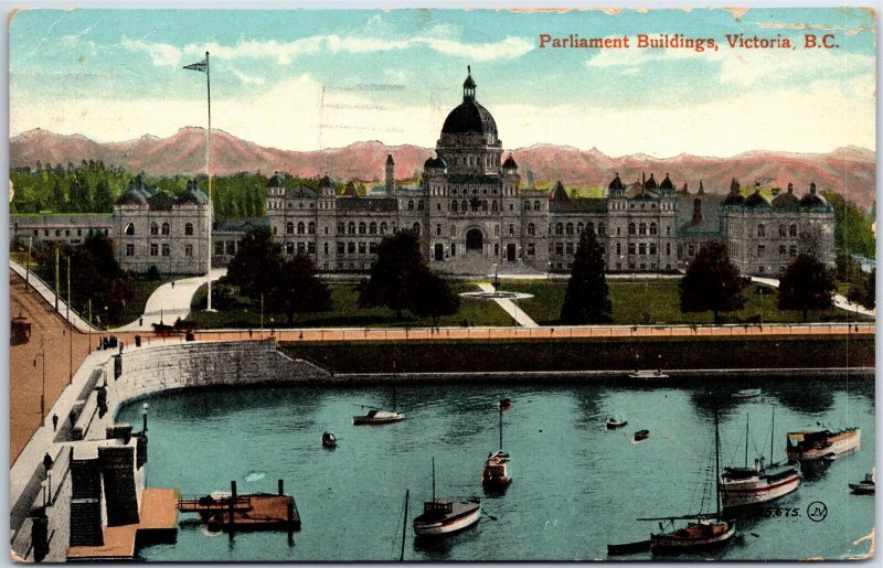 VINTAGE POSTCARD PARLIAMENT BUILDINGS AND LAKE IN VICTORIA BRITISH COLUMBIA 1920