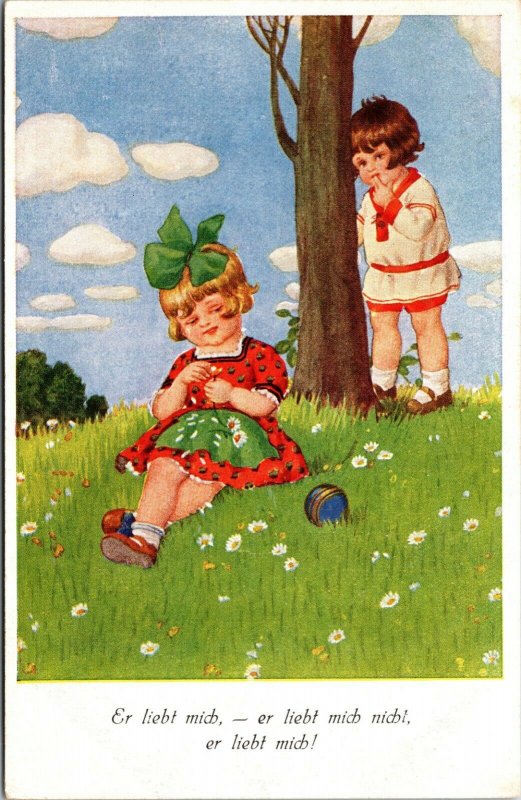 BOY AND GIRL ON HILL TREE - GERMAN  - Postcard Old Vintage Card View Standard PC