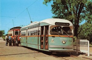 Chicago Transit People Boarding Pullman 4391 Street Car Postcard 10C1-312