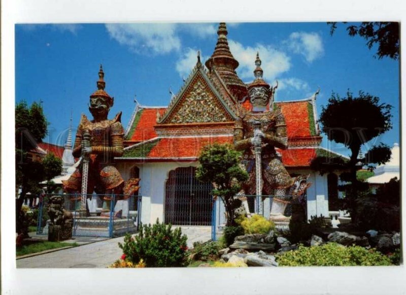 3109155 THAILAND BANGKOK Two Giants standing on grounds Temple