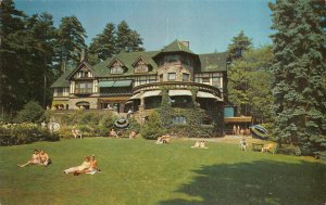 Lake George, NY New York  HOLIDAY HOUSE HOTEL Guests Sunbathing ca1950s Postcard 