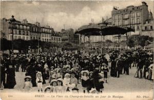 CPA BREST - La Place du Champ-de-Bataille un jour de Musique (252873)