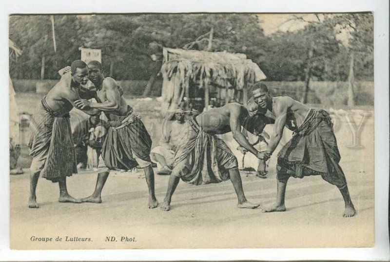 438986 FRENCH Africa a group of fighting wrestlers WRESTLING Vintage postcard