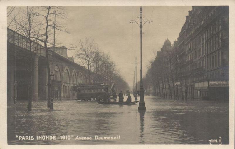 CPA PARIS 12e (Dep.75) - Paris Inondé 1910 - Avenue Daumesnil (64211)