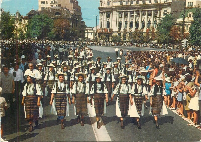 Romania folk types costumes parade Marzari high quality publishing postcards