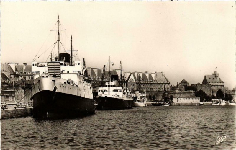 CPA AK Paquebot LE FALAISE et LE BRINTANNY a Quai SHIPS (704022)