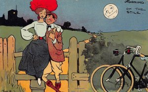 COMIC ROMANCE POSTCARD~BICYCLES-SPOONING ON THE STILE BY MOONLIGHT-TOM BROWNE