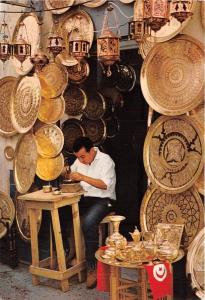 BG9374 types folklore artisan du cuivre dans les souks   tunisia