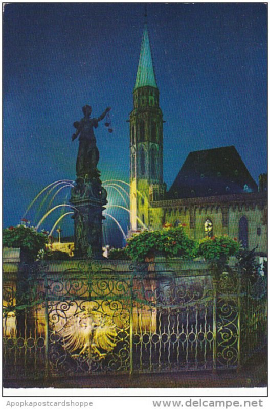 Germany Frankfurt Gerechtigkeitsbrunnen und Nikolai-Kirche auf dem Roemerberg...