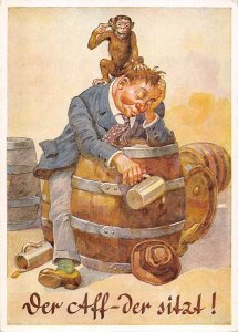 US4146 Ver Aff-der Sitzt ! Drunk Man near Barrel Beer, Monkey Postcard comic