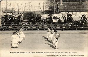 CPA AK Env. de BIARRITZ - Les Danses du Labourd au Fronton du Brun (167995)