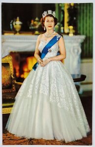 UK Royalty Her Majesty Queen Elizabeth II Beautiful Gown Portrait Postcard Z9